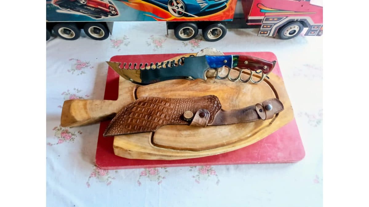 FACA ARTESANAL - Cabo Esculpido + Bainha em Couro Artesanal.