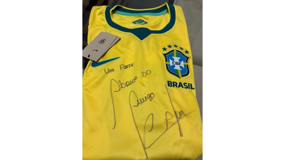 Camisa oficial da Seleção Brasileira autografada pelo capitão do pentacampeonato - CAFÚ
