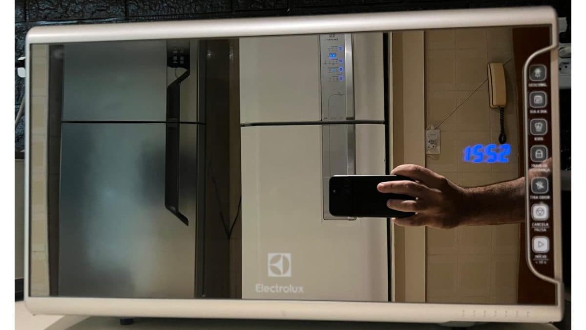 Micro-ondas Electrolux 31L Inox Espelhado com Painel Integrado e Função Tira Odor