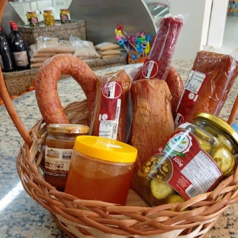 Cesta de produtos coloniais.