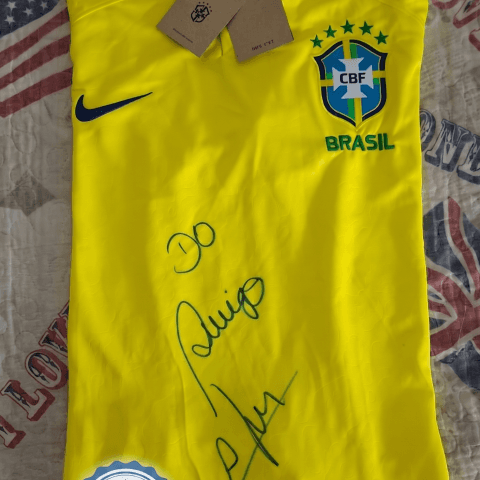 Camisa do Brasil XL autografada pelo Cafu
