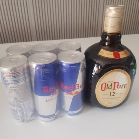 1 litro de Old parr, mais um pacote de Red bull