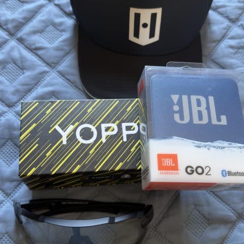 3 • boné hyperlight  + JBL Go2 + óculos yopp + slinger raquete