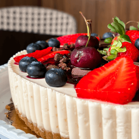 1 cheesecake grande de frutas vermelhas com chocolate ao leite