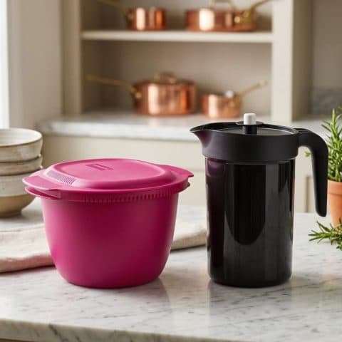 VASILHA ROSA COM CAPACIDADE DE 3 LITROS, E VAI NO MICROONDAS, JARRA PRETA COM CAPACIDADE DE 2 LITROS.