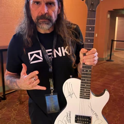 Guitarra autografada pela Banda Sepultura