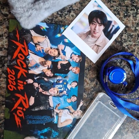 1 poster SKZ Rock in Rio, 1 Polaroid do Han, 1 holders com cordinha e 1 prendedor de cabelo Wolfchan