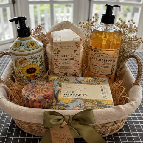 Uma cesta com produtos importados